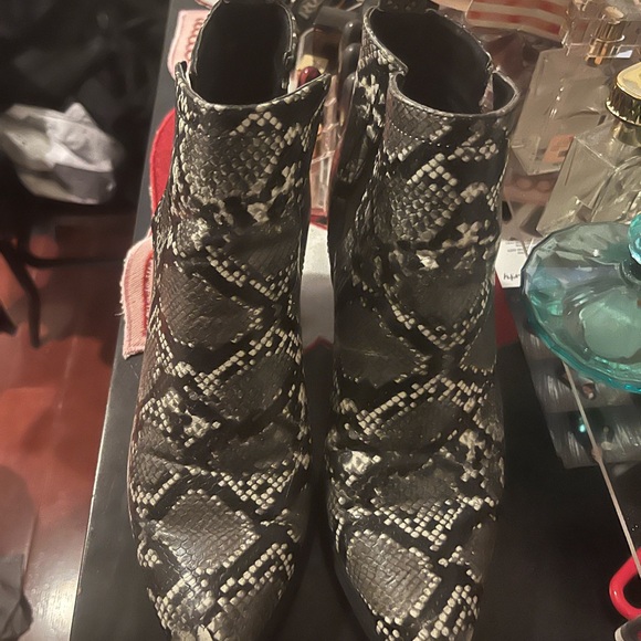 Snake print Ankle Booties - Picture 1 of 2